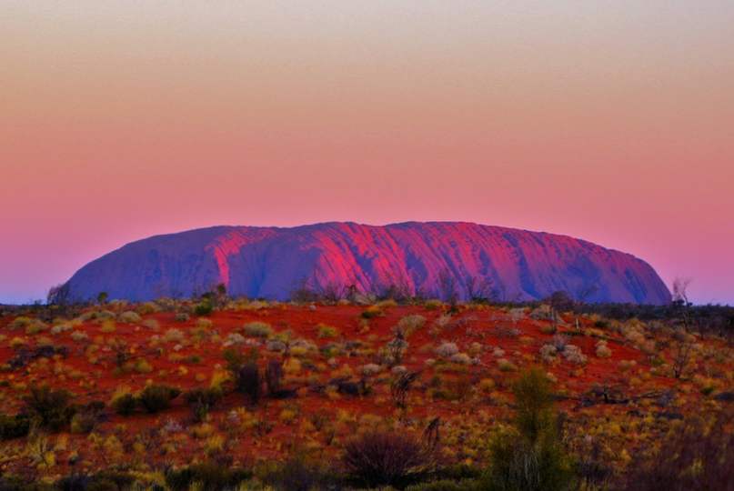 Zie iconische Uluru van Australië in 9 verschillende kleuren / Australië