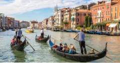 Gondel fährt in Venedig (Italien)