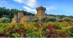 Weinprobe in einem toskanischen Schloss aus dem 13. Jahrhundert im Napa Valley (Ideen)