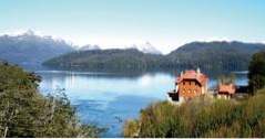 Prachtig uitzicht op Patagonië vanaf het Correntoso-meer en het rivierhotel (reizen)